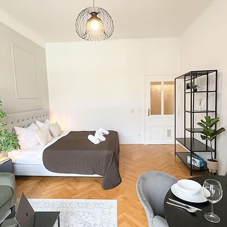 Cozy & Central 2 Bedroom Apartment Вена Экстерьер фото