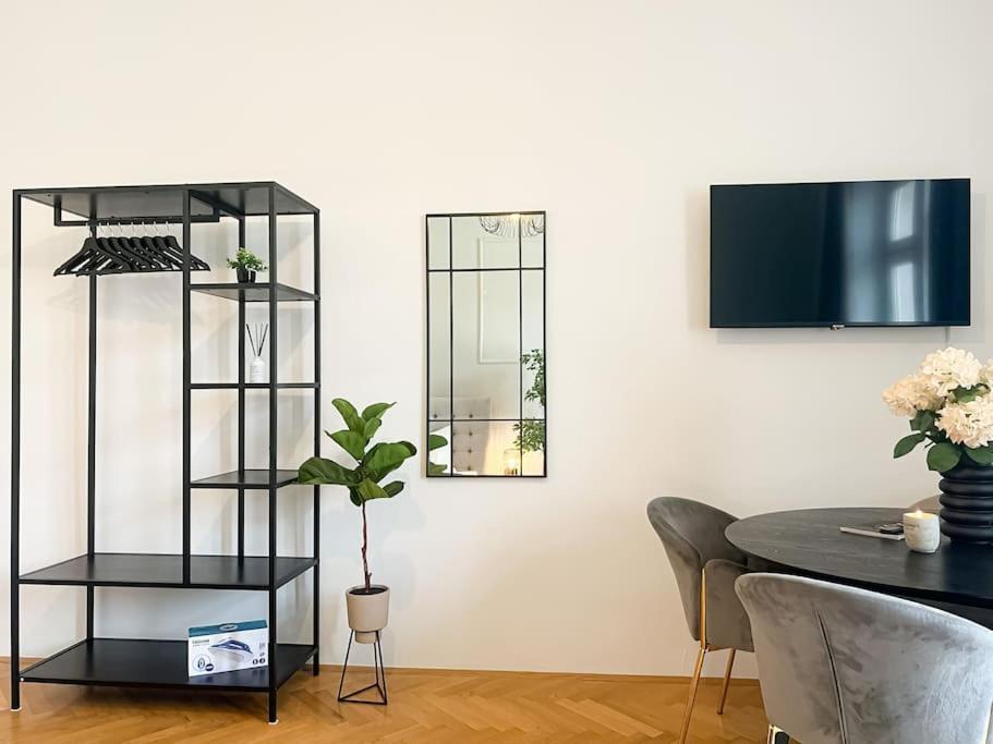 Cozy & Central 2 Bedroom Apartment Вена Экстерьер фото