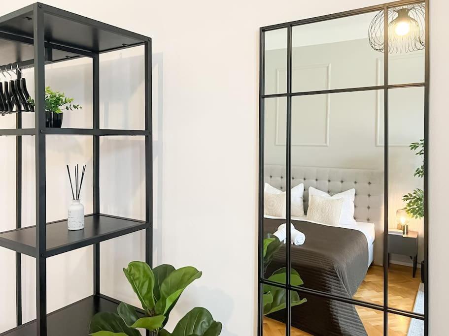 Cozy & Central 2 Bedroom Apartment Вена Экстерьер фото