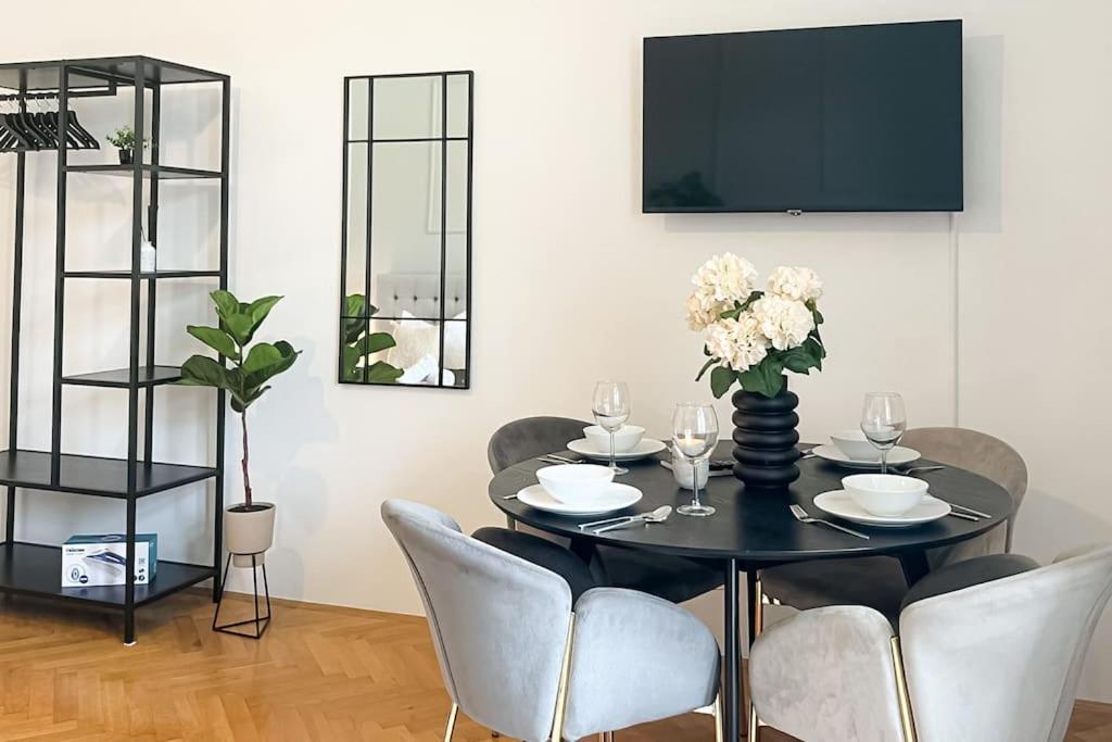 Cozy & Central 2 Bedroom Apartment Вена Экстерьер фото