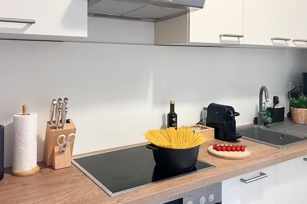 Cozy & Central 2 Bedroom Apartment Вена Экстерьер фото