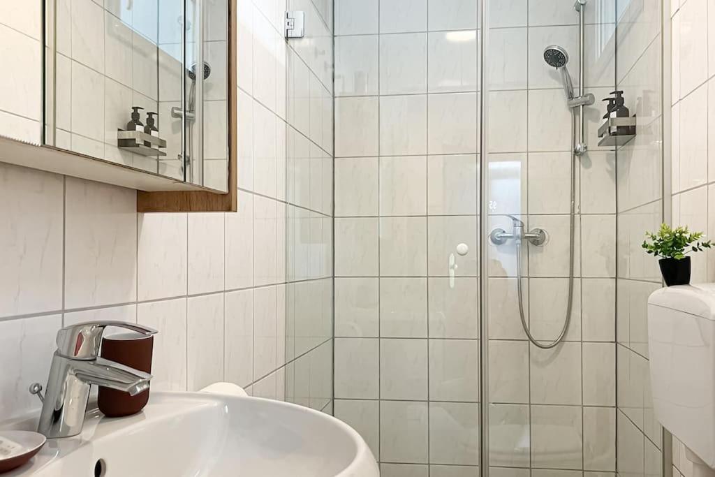 Cozy & Central 2 Bedroom Apartment Вена Экстерьер фото